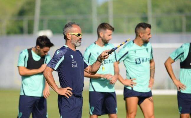 Alvaro Cervera in the training ground with his players.